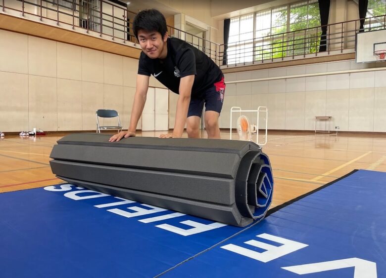ロール状に収納できるFiveFieldsマットの設置・片付けの様子