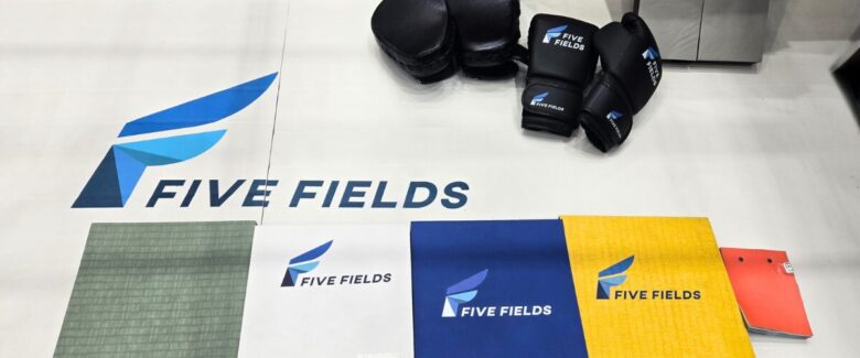 テロ対策特殊装備展（SEECAT）で展示したFiveFieldsのロゴ入りマットと訓練用マットのサンプル