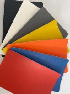 FiveFieldsが取り扱うマットのカラーバリエーションサンプル（黒・白・グレー・黄・赤・青・オレンジ）